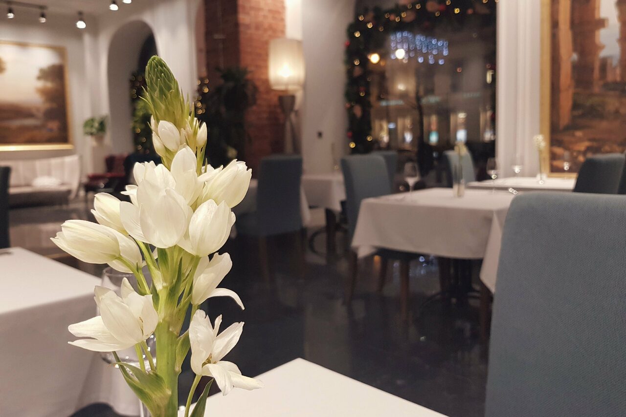 Арендовать Современный и уютный зал ресторана MIO 