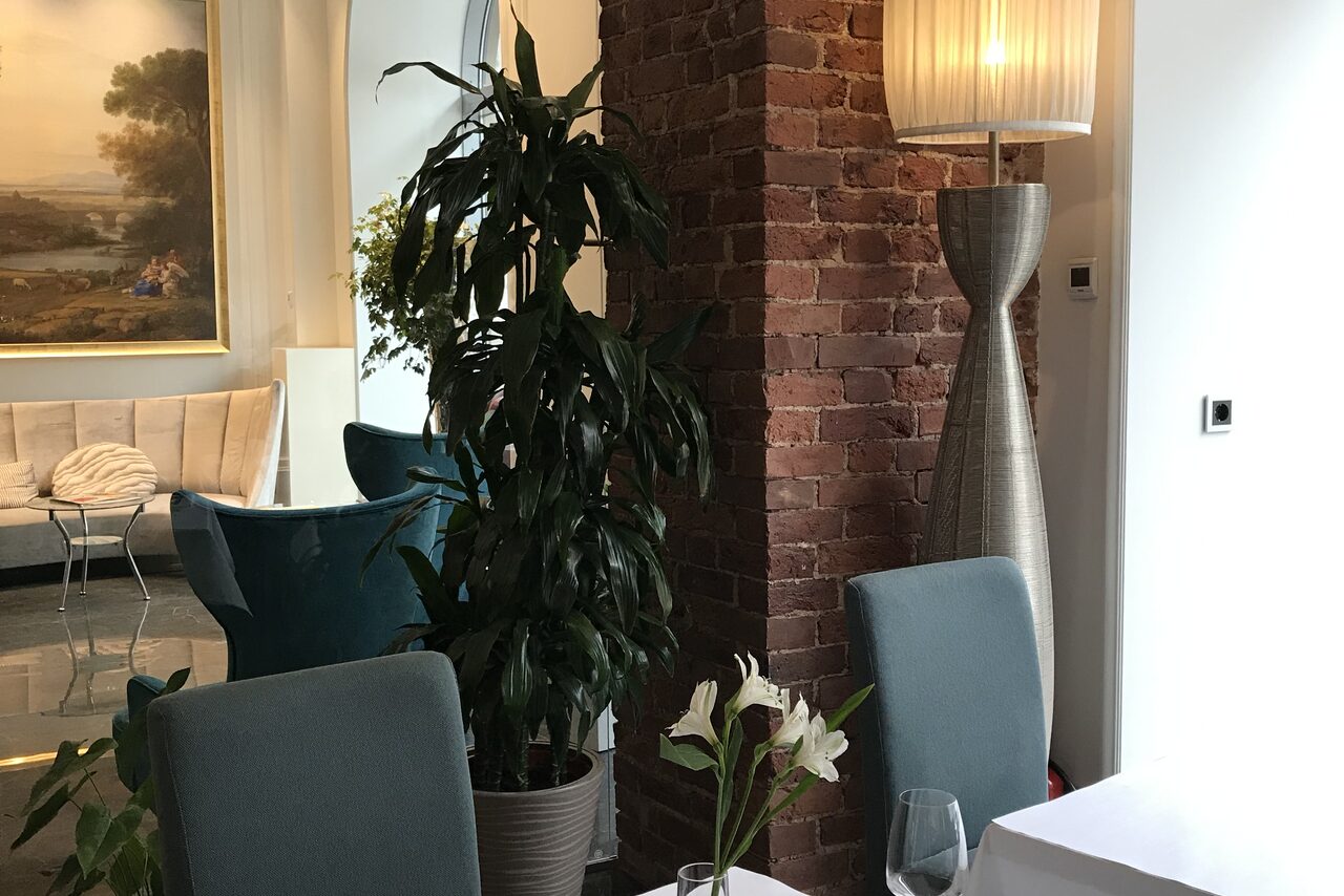 Арендовать Современный и уютный зал ресторана MIO 