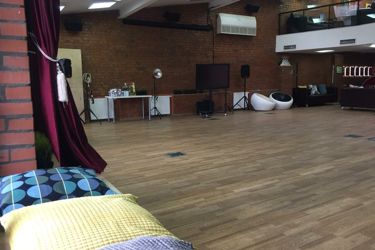 Арендовать Просторный лофт с большими окнами