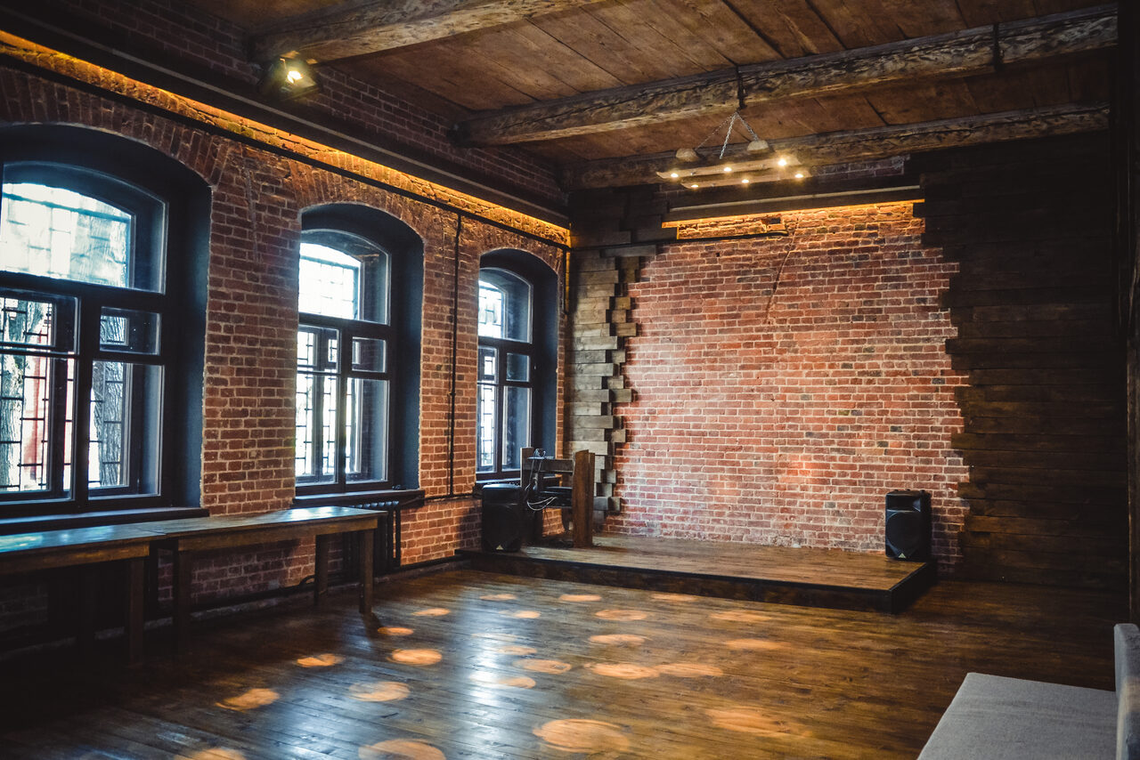 Арендовать Two-story loft in a historic building 