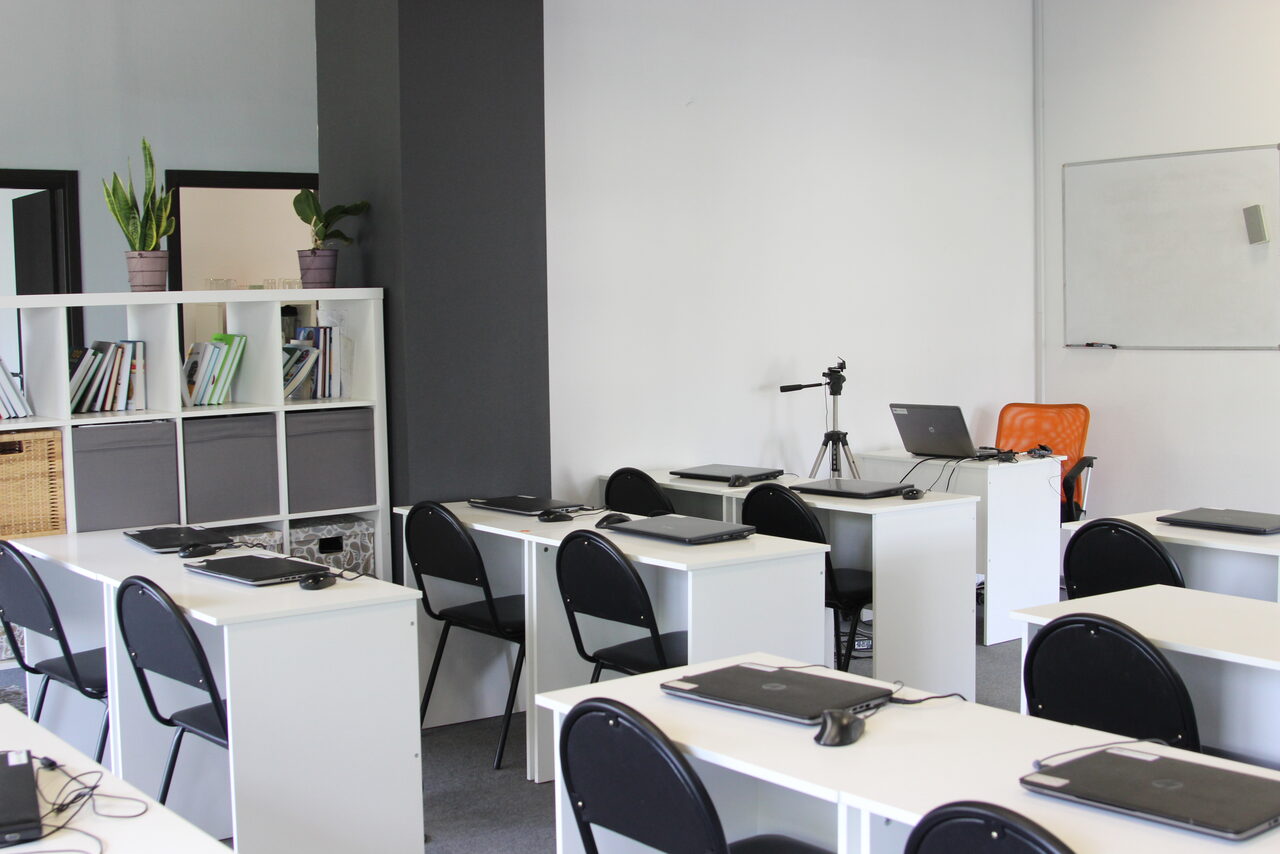 Арендовать MyAcademy Аудитория со столами