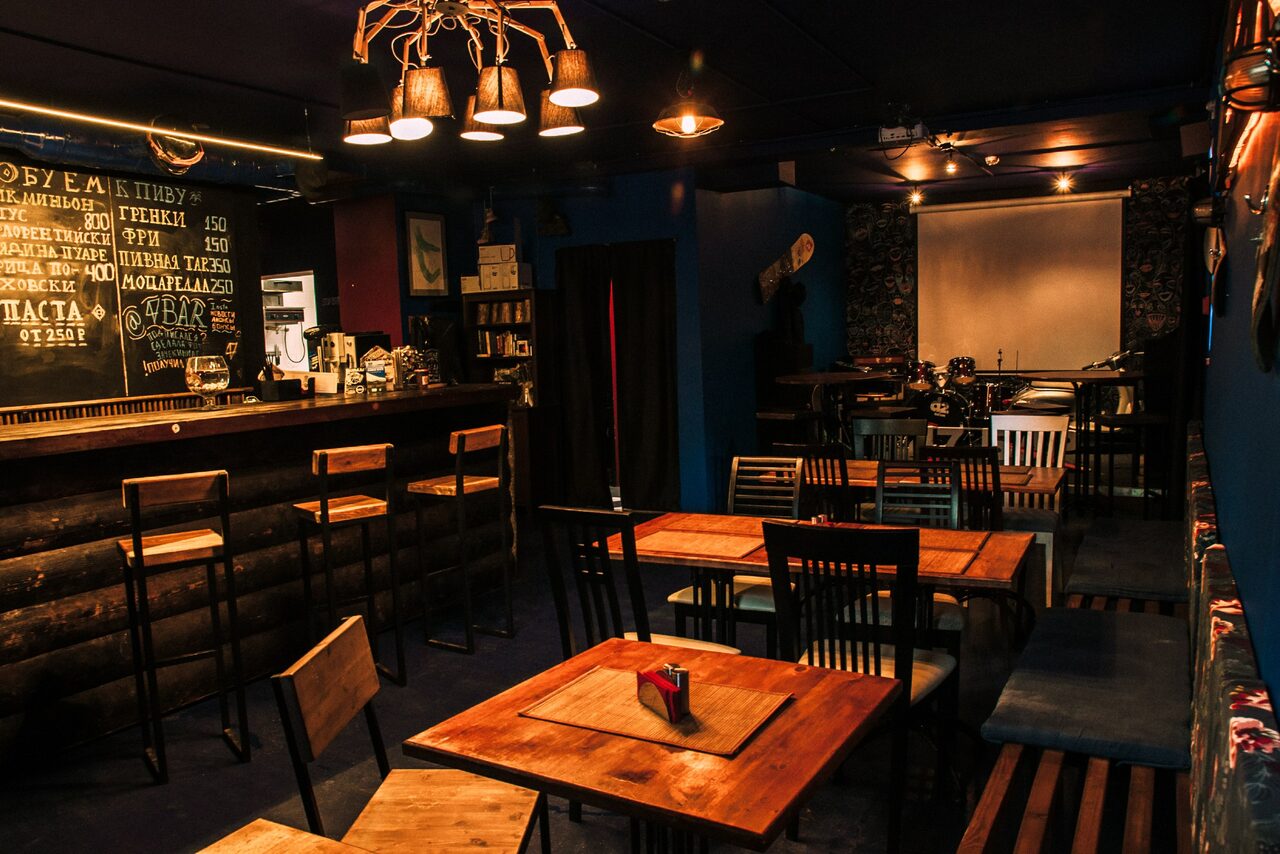 Арендовать Уютный бар со сценой