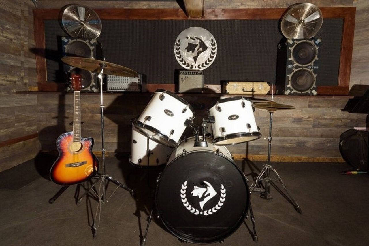 Арендовать Пространство со сценой и барной стойкой