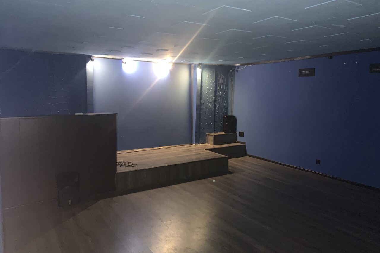 Арендовать Лофт с небольшой сценой