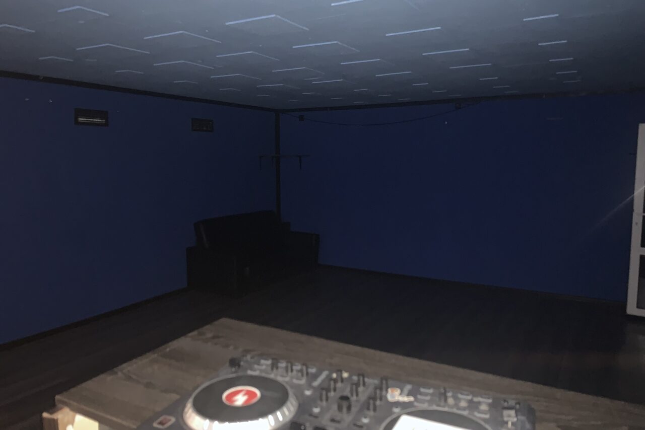 Арендовать Лофт с небольшой сценой