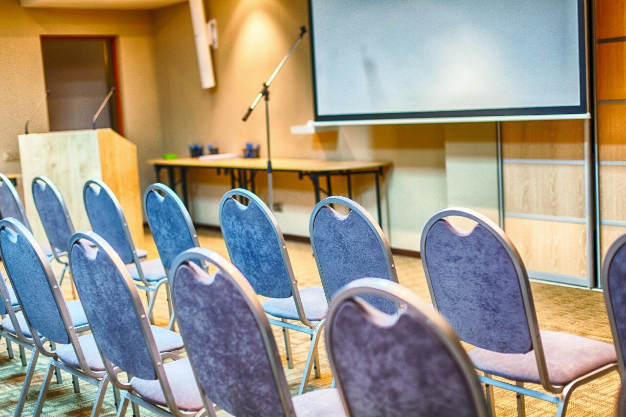 Арендовать Отель Аврора Конференц-зал с перегородкой в Октябрьском