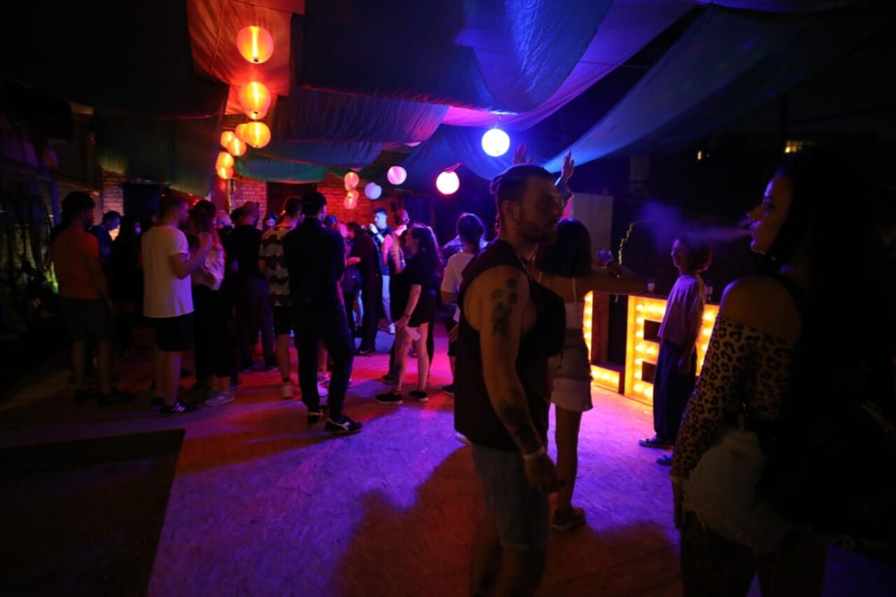 Арендовать Оборудованный лофт со сценой