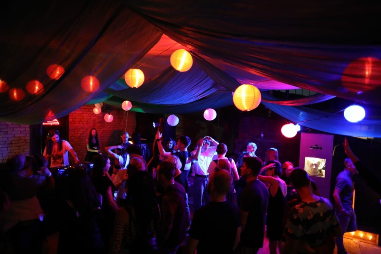 Арендовать Оборудованный лофт со сценой