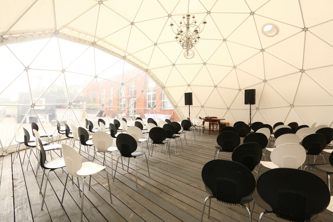 Арендовать Roof with a hipped roof