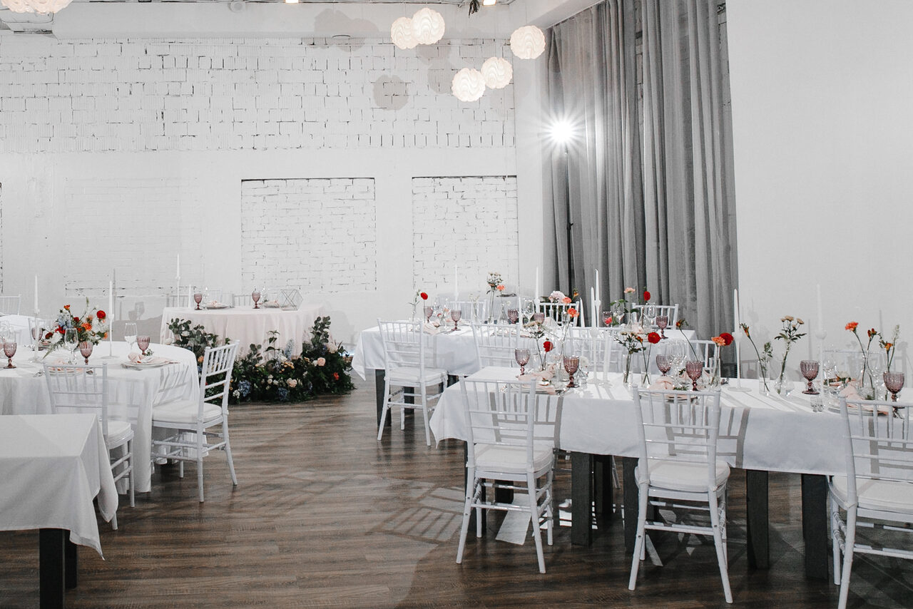 Арендовать Bright chamber loft with white brick 