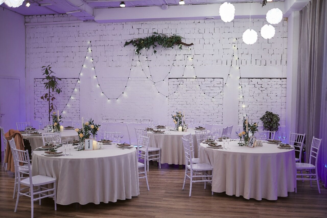 Арендовать Кафе Море Внутри. Яркий камерный лофт в белом кирпиче