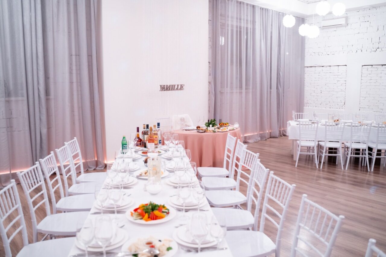 Арендовать Кафе Море Внутри. Яркий камерный лофт в белом кирпиче