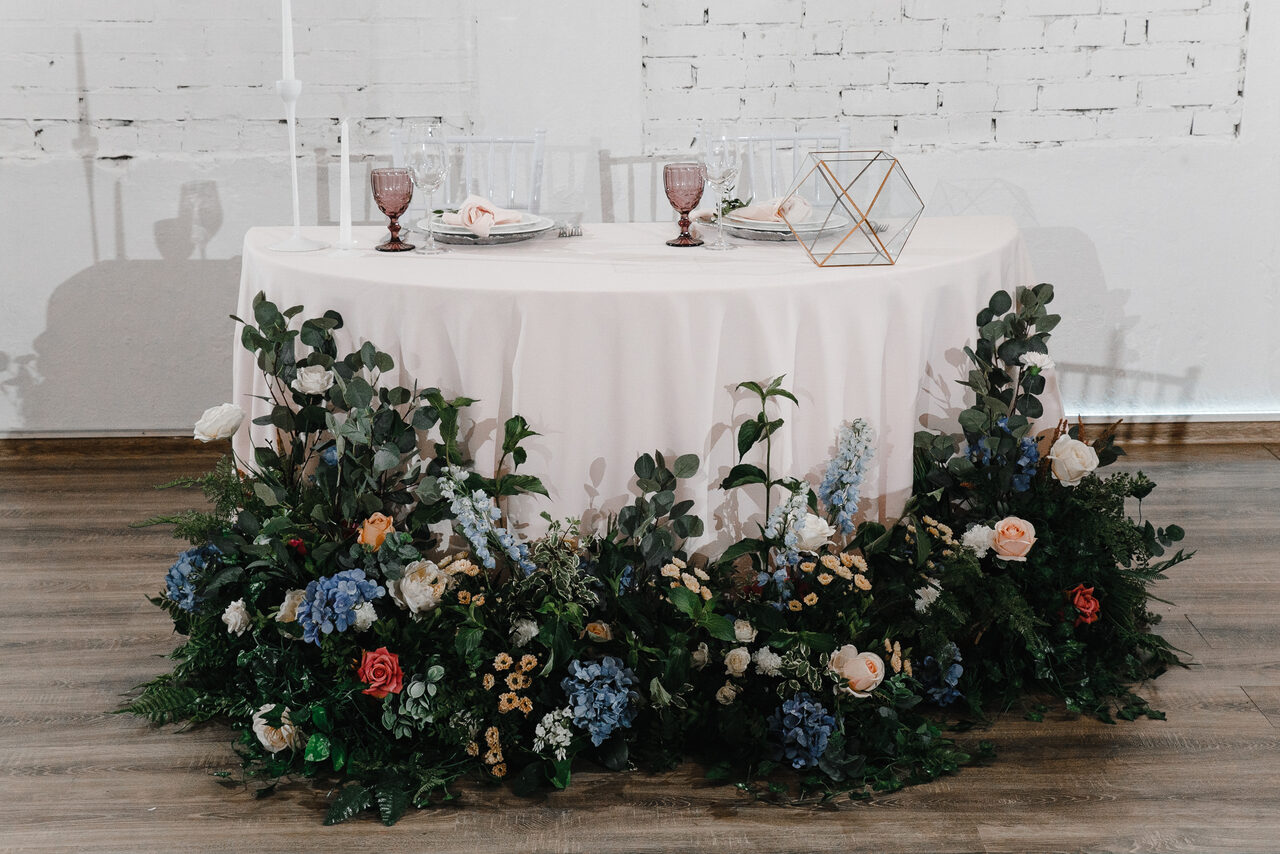 Арендовать Кафе Море Внутри. Яркий камерный лофт в белом кирпиче