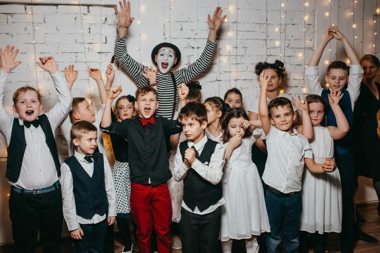 Арендовать Кафе Море Внутри. Яркий камерный лофт в белом кирпиче