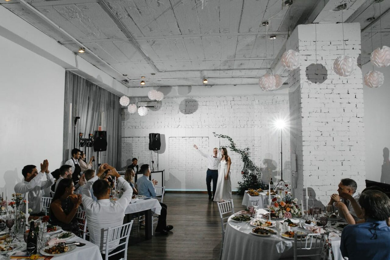 Арендовать Кафе Море Внутри. Яркий камерный лофт в белом кирпиче