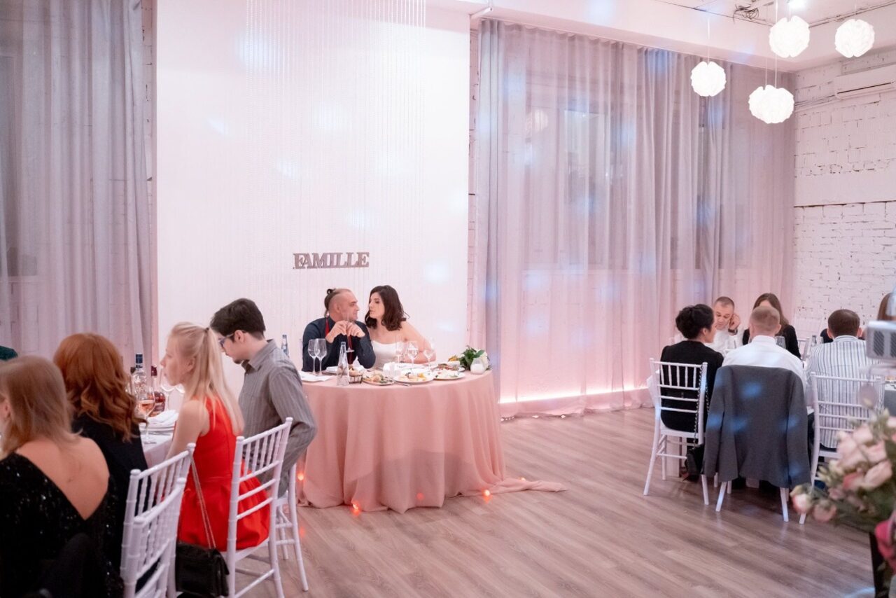 Арендовать Кафе Море Внутри. Яркий камерный лофт в белом кирпиче