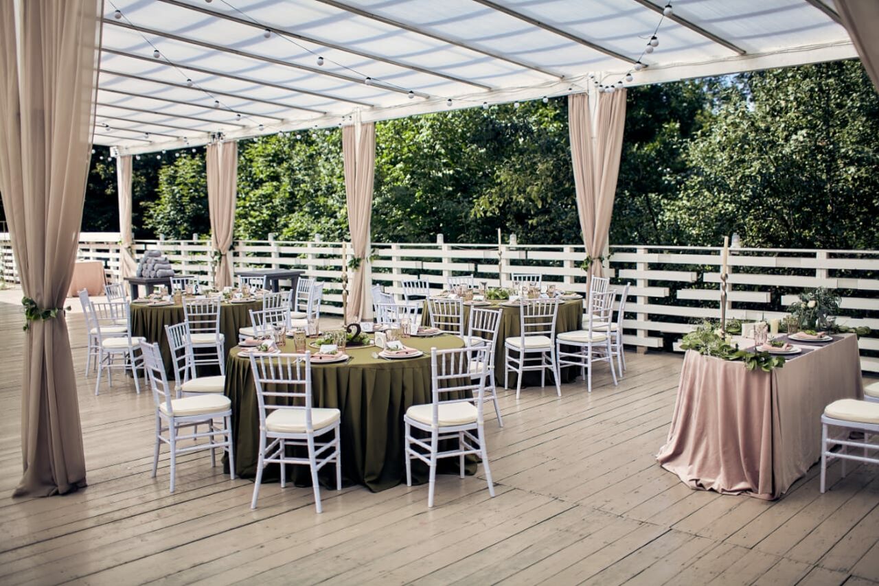 Арендовать Кафе Море Внутри. Открытая веранда в парке