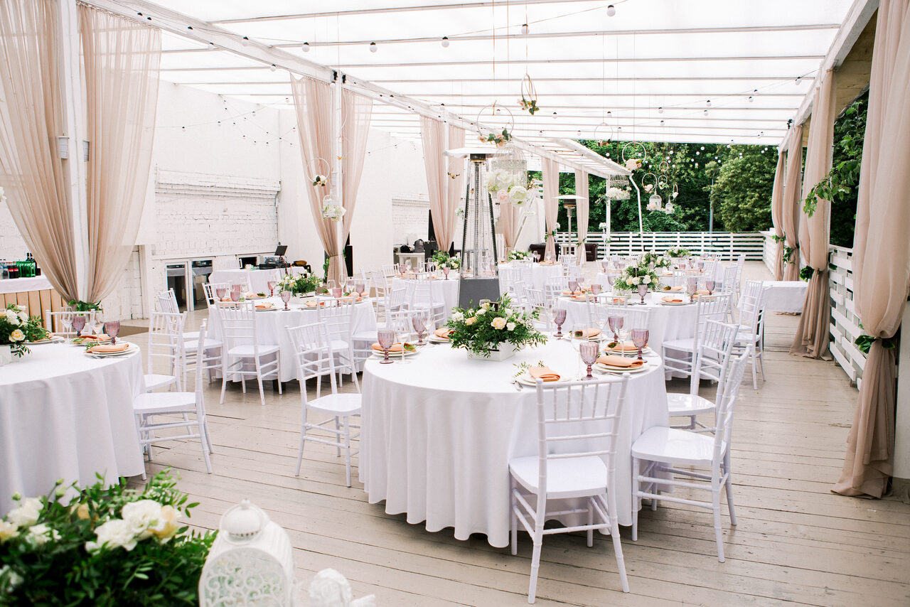 Арендовать Кафе Море Внутри. Открытая веранда в парке