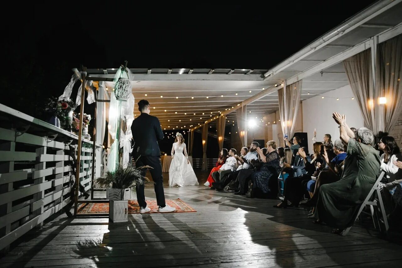 Арендовать Кафе Море Внутри. Открытая веранда в парке