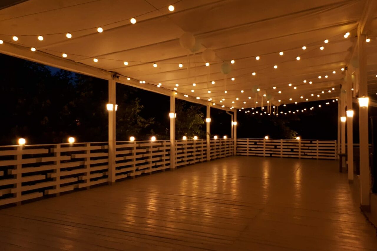 Арендовать Кафе Море Внутри. Открытая веранда в парке