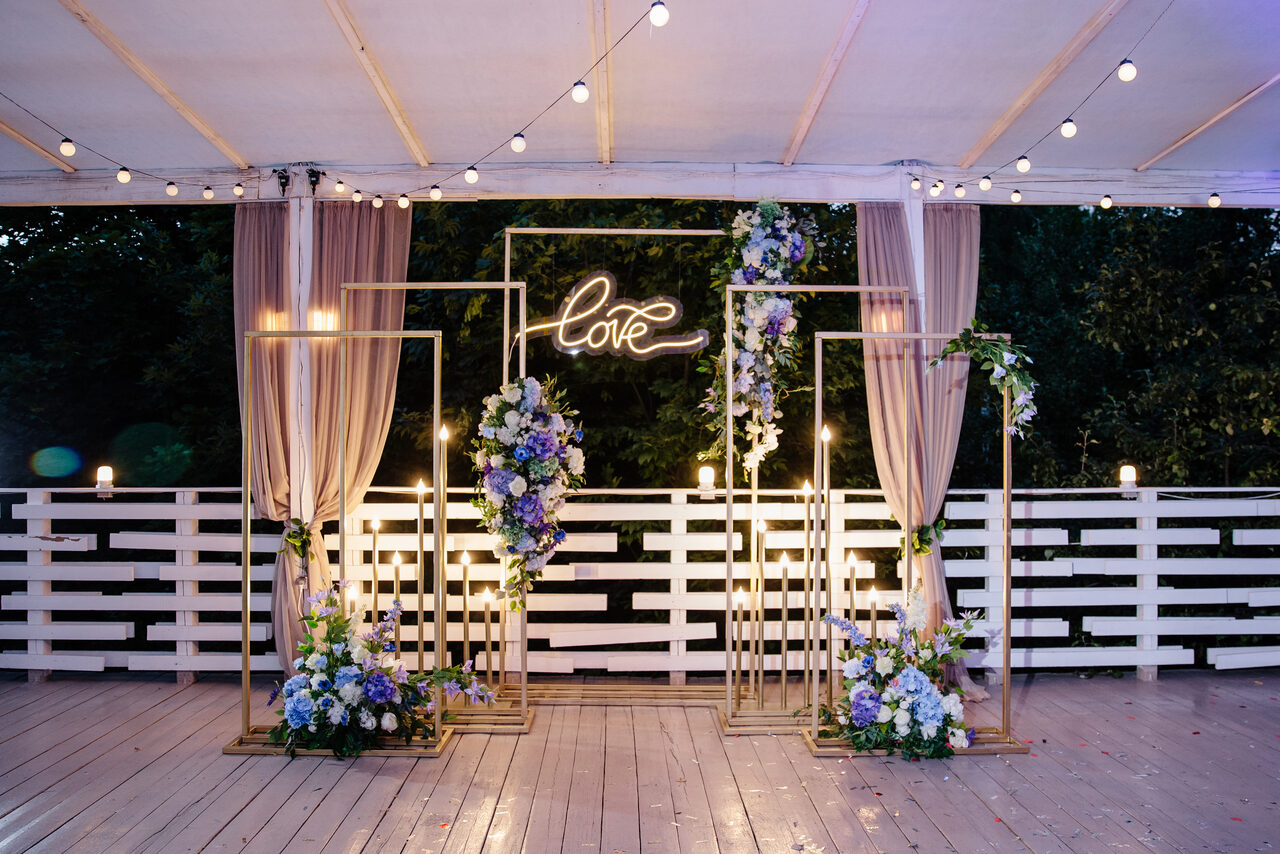 Арендовать Кафе Море Внутри. Открытая веранда в парке