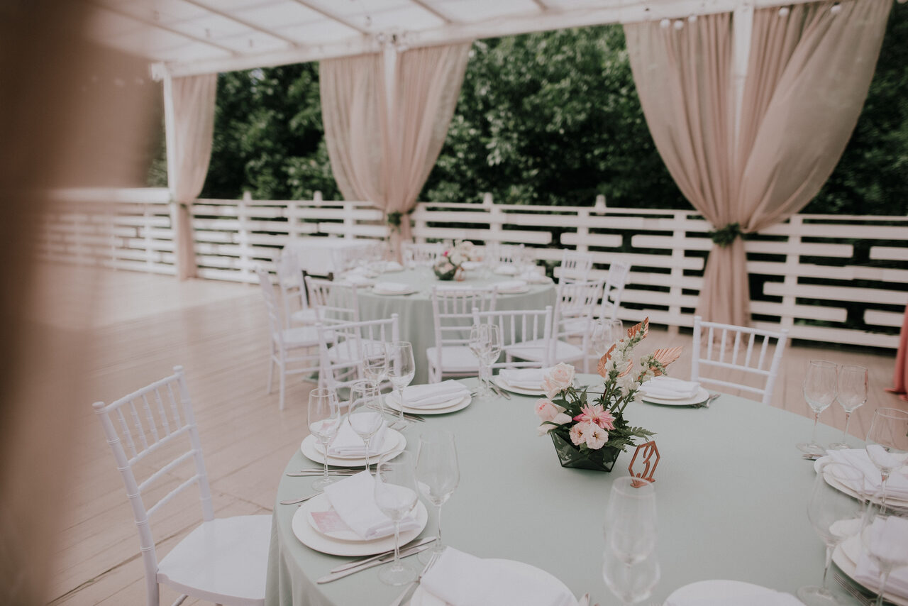 Арендовать Кафе Море Внутри. Открытая веранда в парке