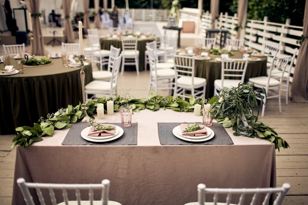 Арендовать Кафе Море Внутри. Открытая веранда в парке