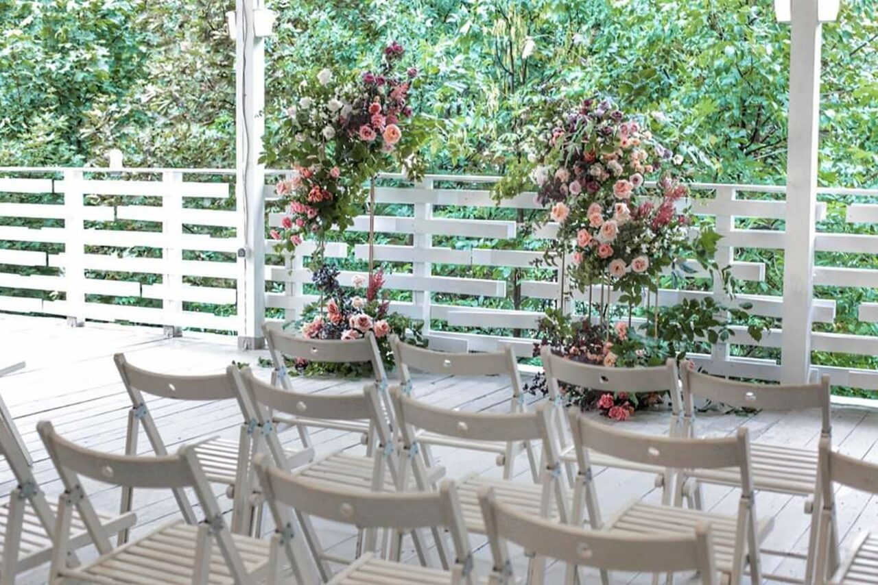 Арендовать Кафе Море Внутри. Открытая веранда в парке