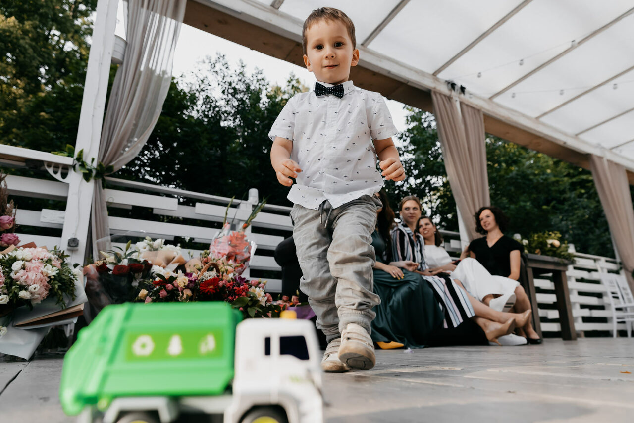 Арендовать Кафе Море Внутри. Открытая веранда в парке