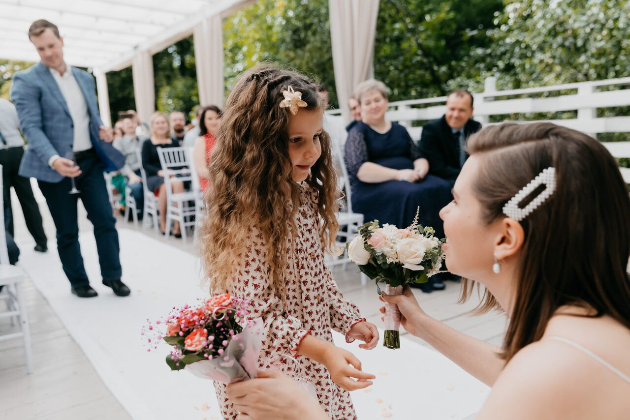 Арендовать Кафе Море Внутри. Открытая веранда в парке