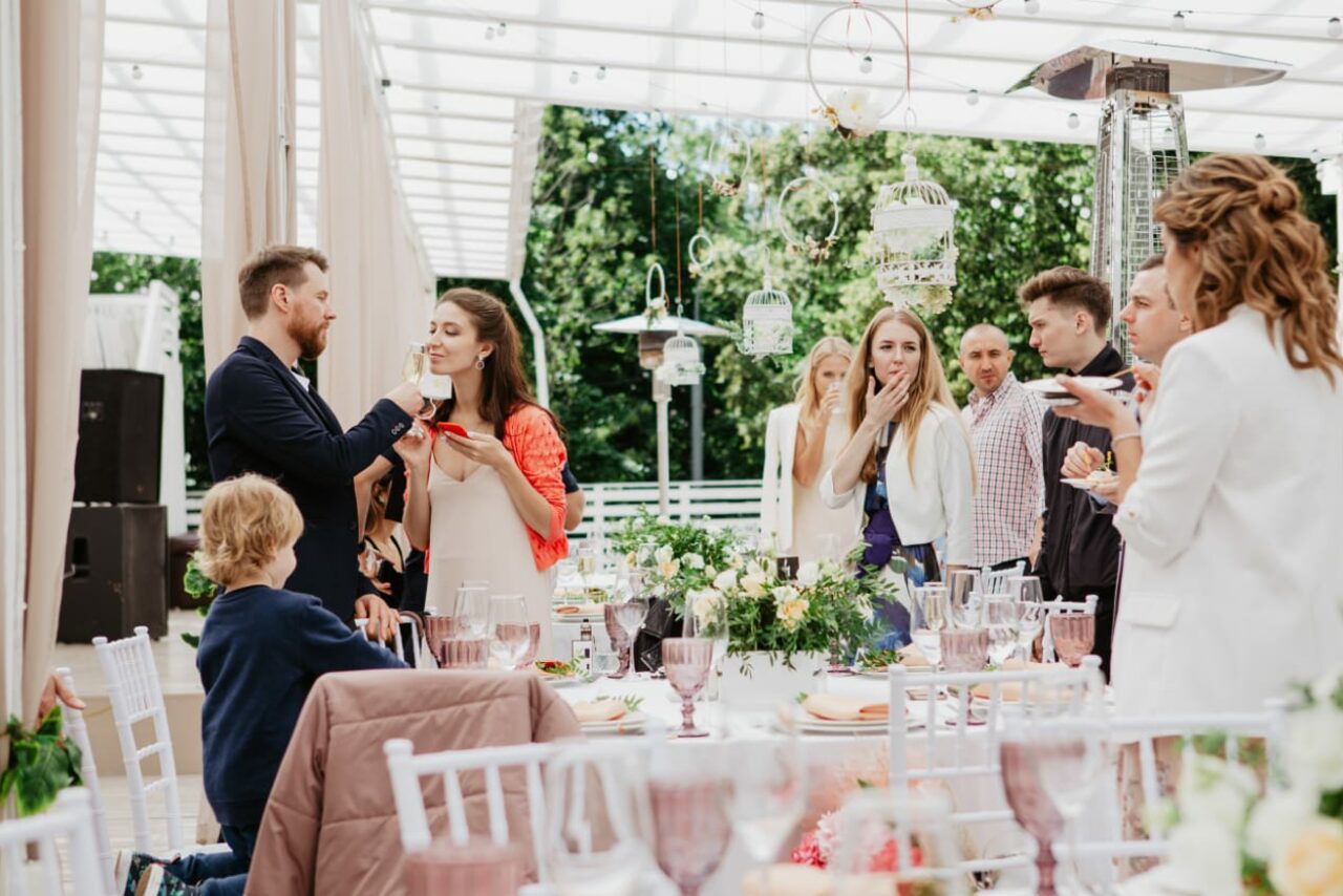 Арендовать Кафе Море Внутри. Открытая веранда в парке