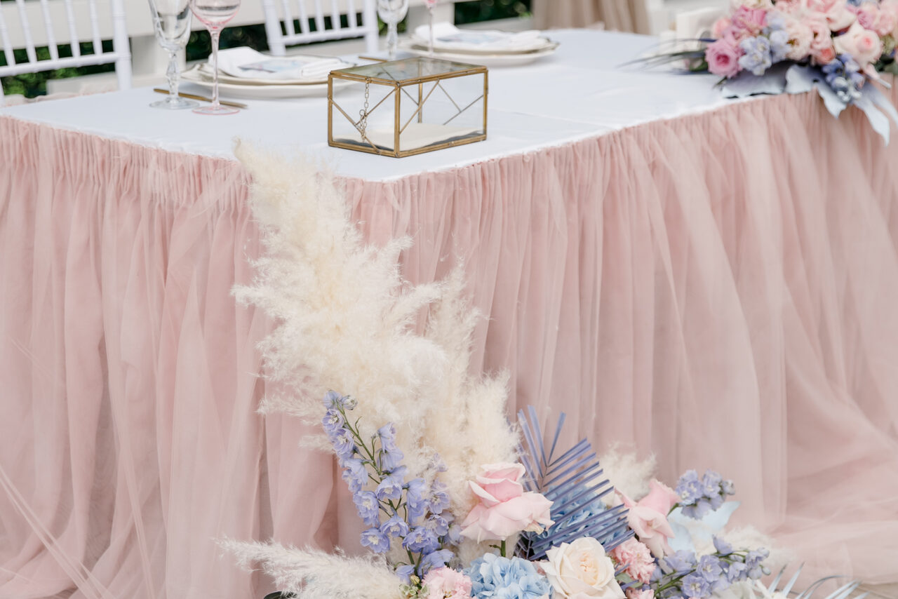 Арендовать Кафе Море Внутри. Открытая веранда в парке