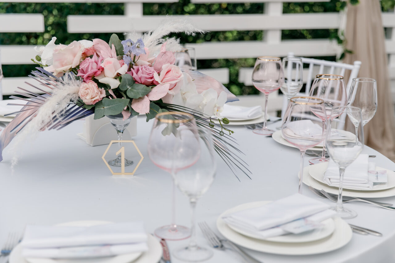 Арендовать Кафе Море Внутри. Открытая веранда в парке