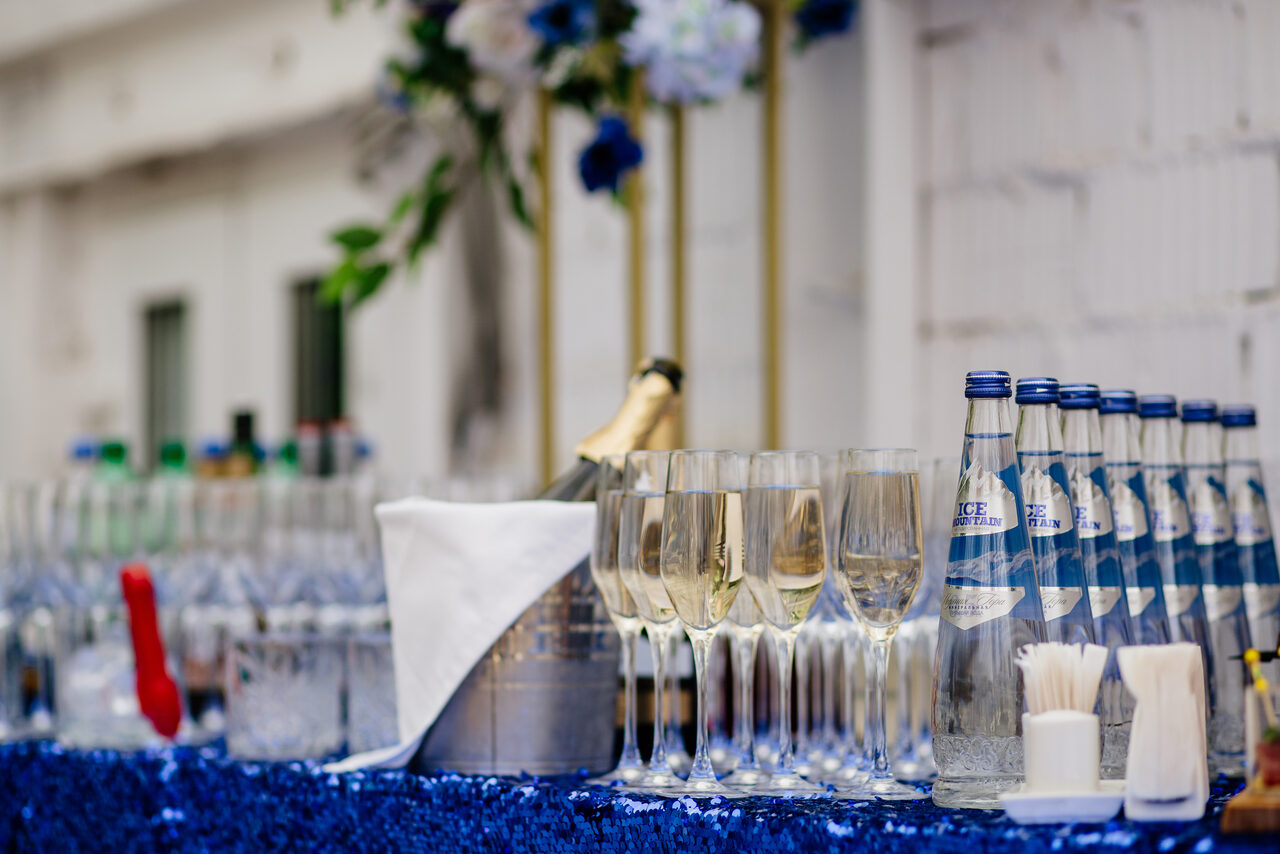 Арендовать Кафе Море Внутри. Открытая веранда в парке