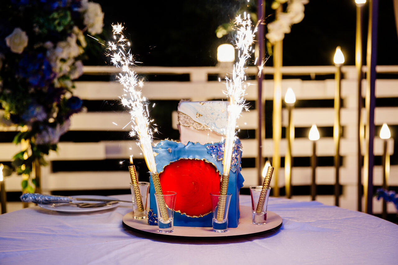 Арендовать Кафе Море Внутри. Открытая веранда в парке