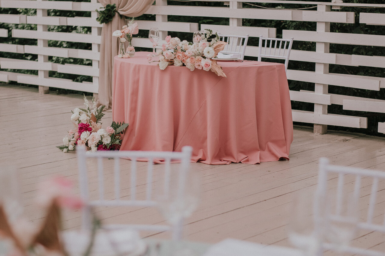 Арендовать Кафе Море Внутри. Открытая веранда в парке