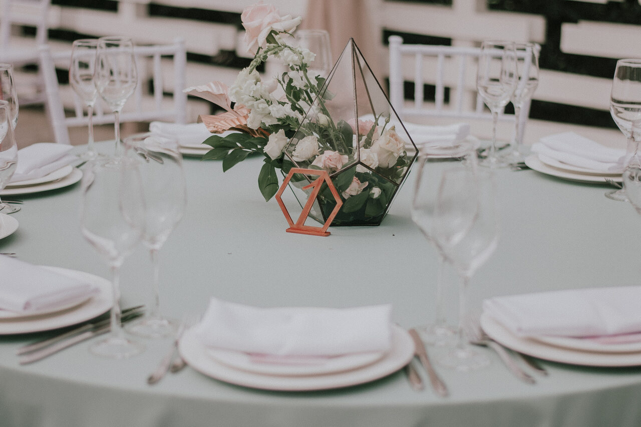 Арендовать Кафе Море Внутри. Открытая веранда в парке