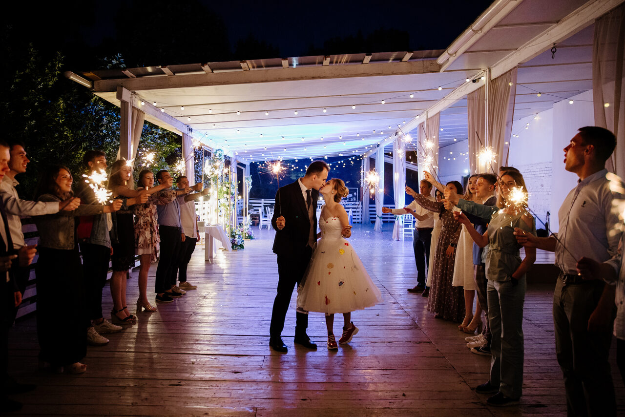 Арендовать Кафе Море Внутри. Открытая веранда в парке