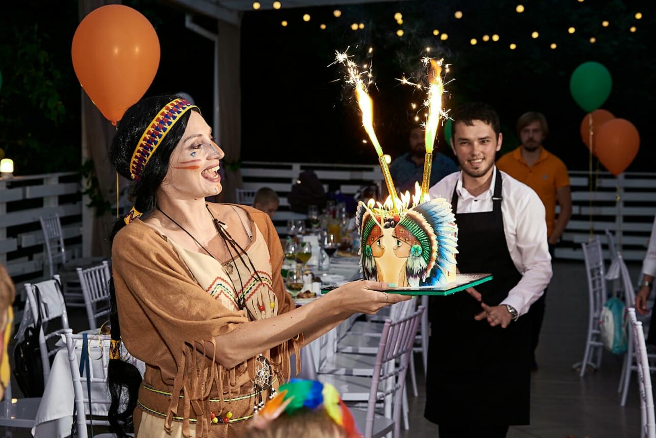 Арендовать Кафе Море Внутри. Открытая веранда в парке