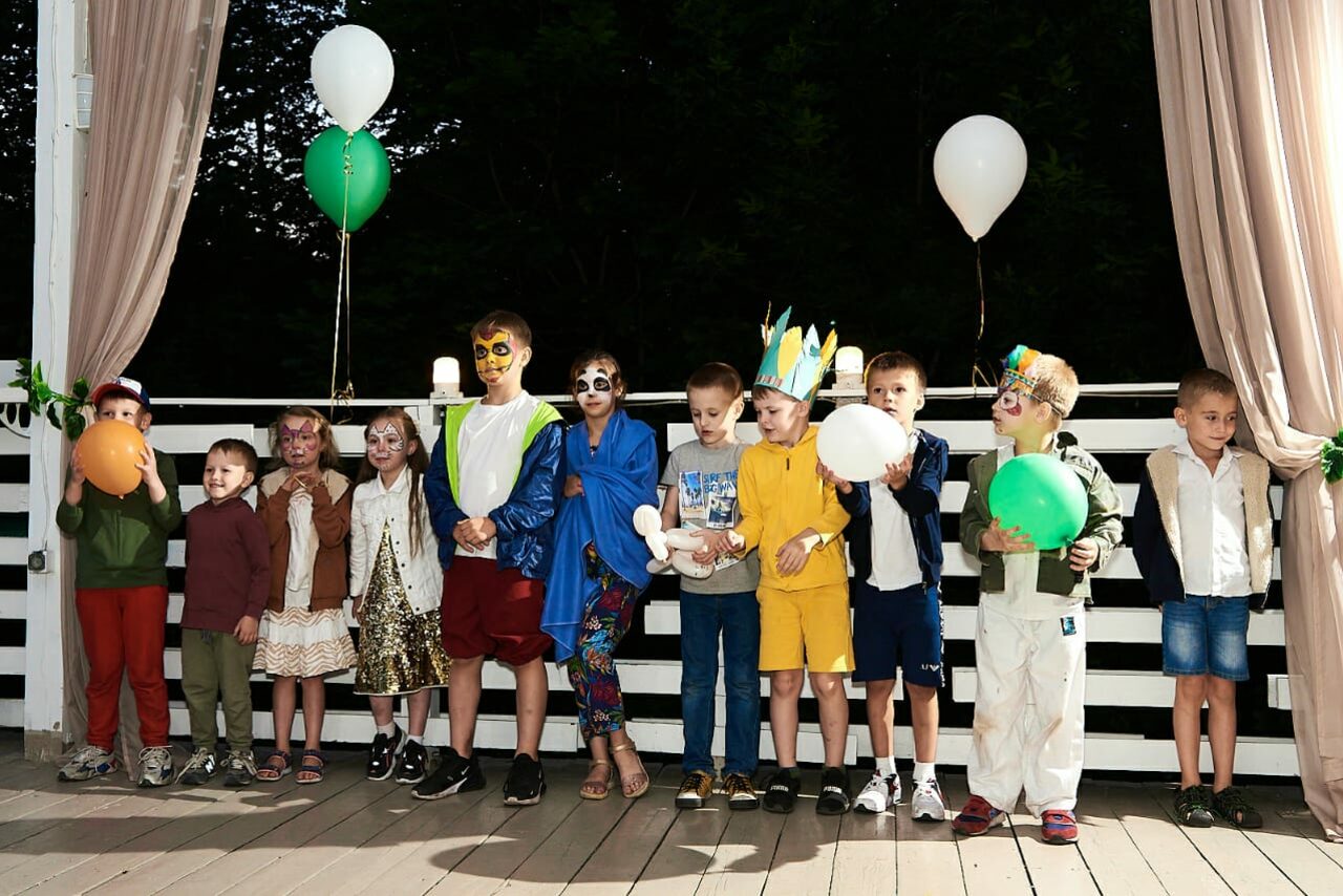 Арендовать Кафе Море Внутри. Открытая веранда в парке