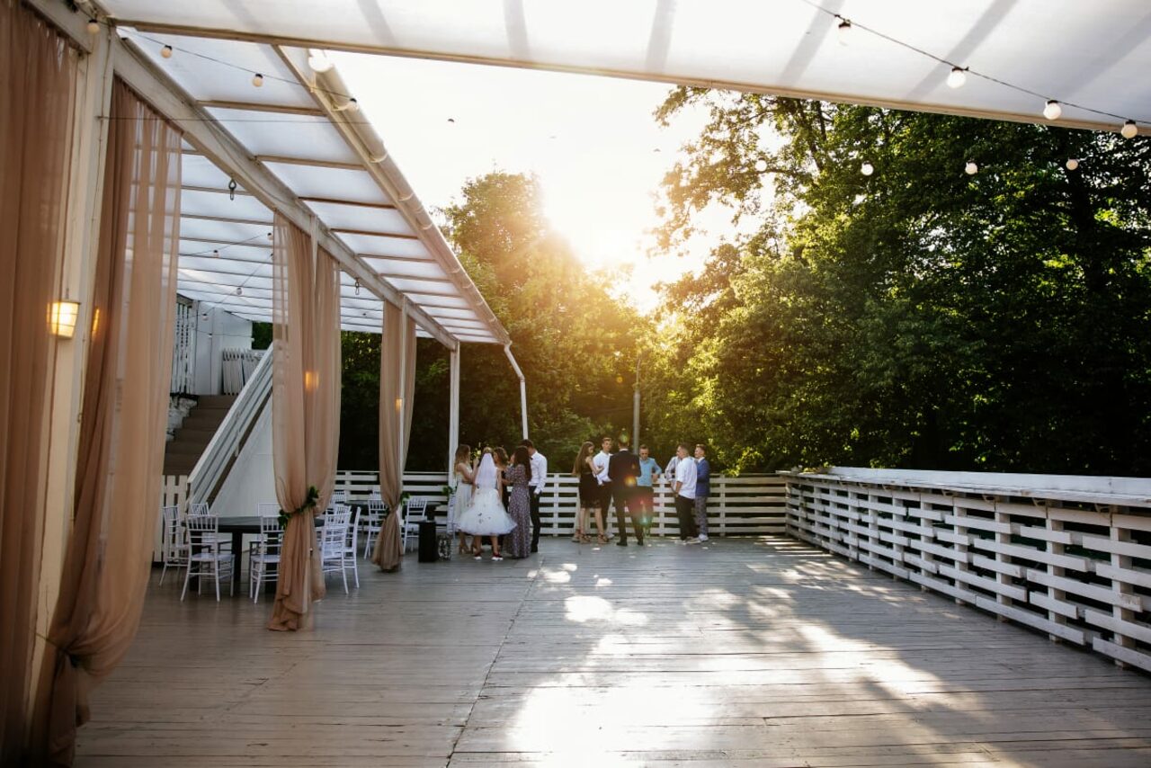 Арендовать Кафе Море Внутри. Открытая веранда в парке