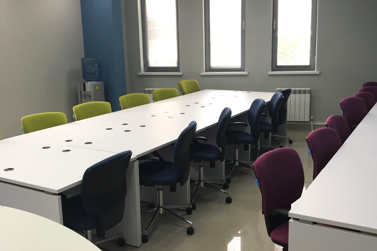 Арендовать Коворкинг Ioffice Зал с партами
