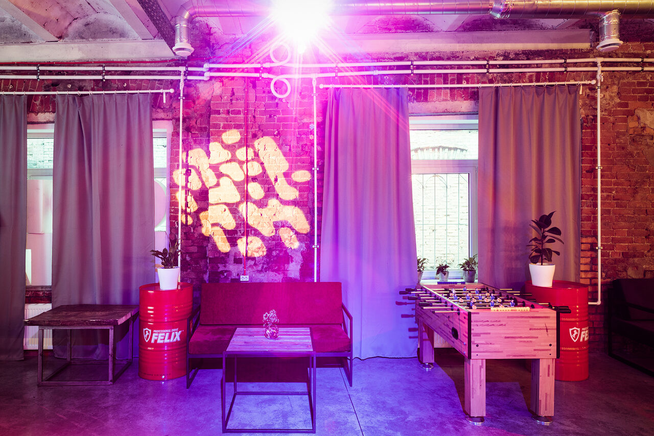 Арендовать COM.NATA. Лофт-пространство в красном кирпиче 