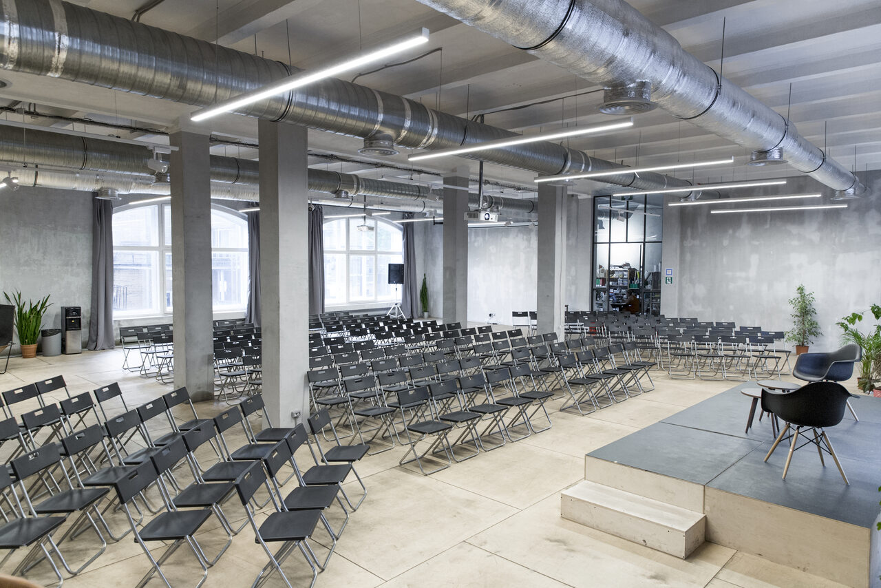 Арендовать Просторный зал для деловых и образовательных мероприятий