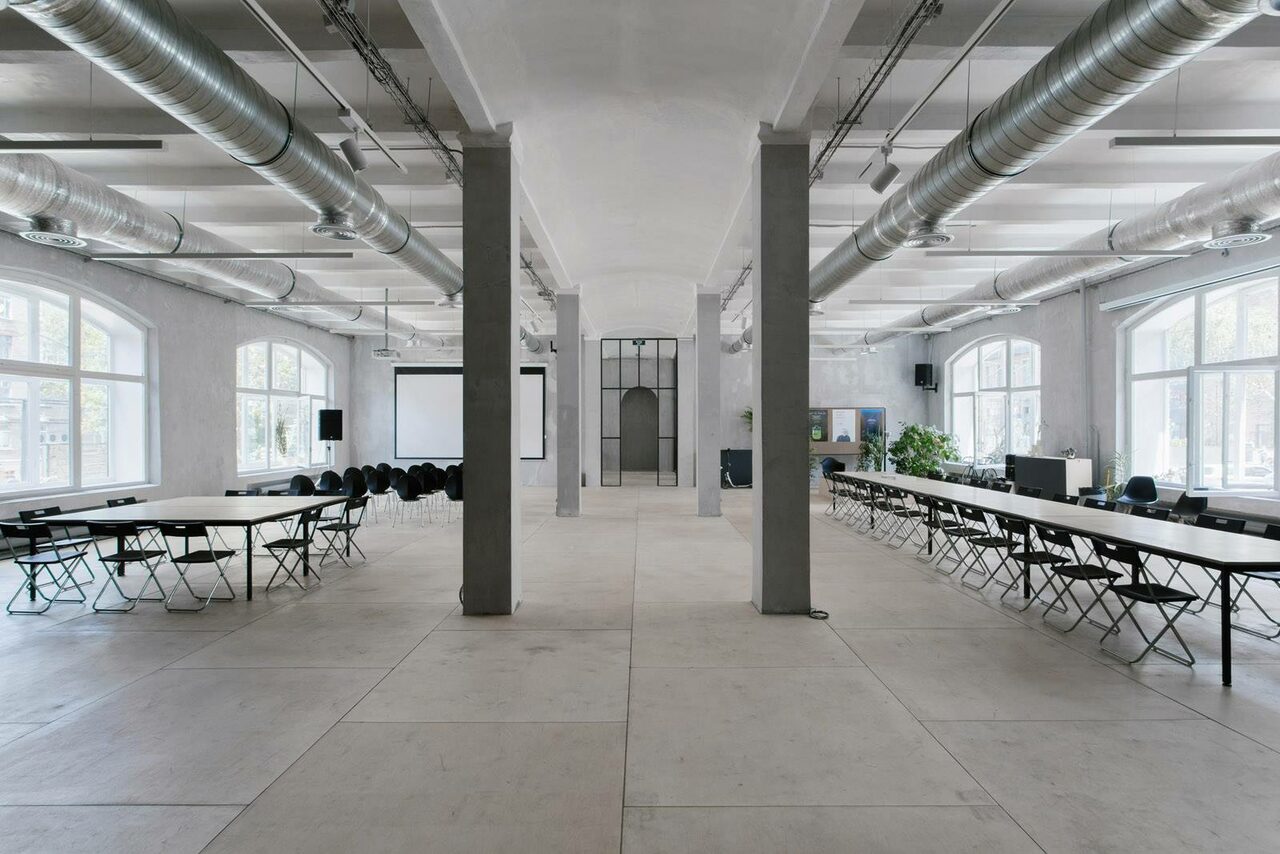 Арендовать Просторный зал для деловых и образовательных мероприятий