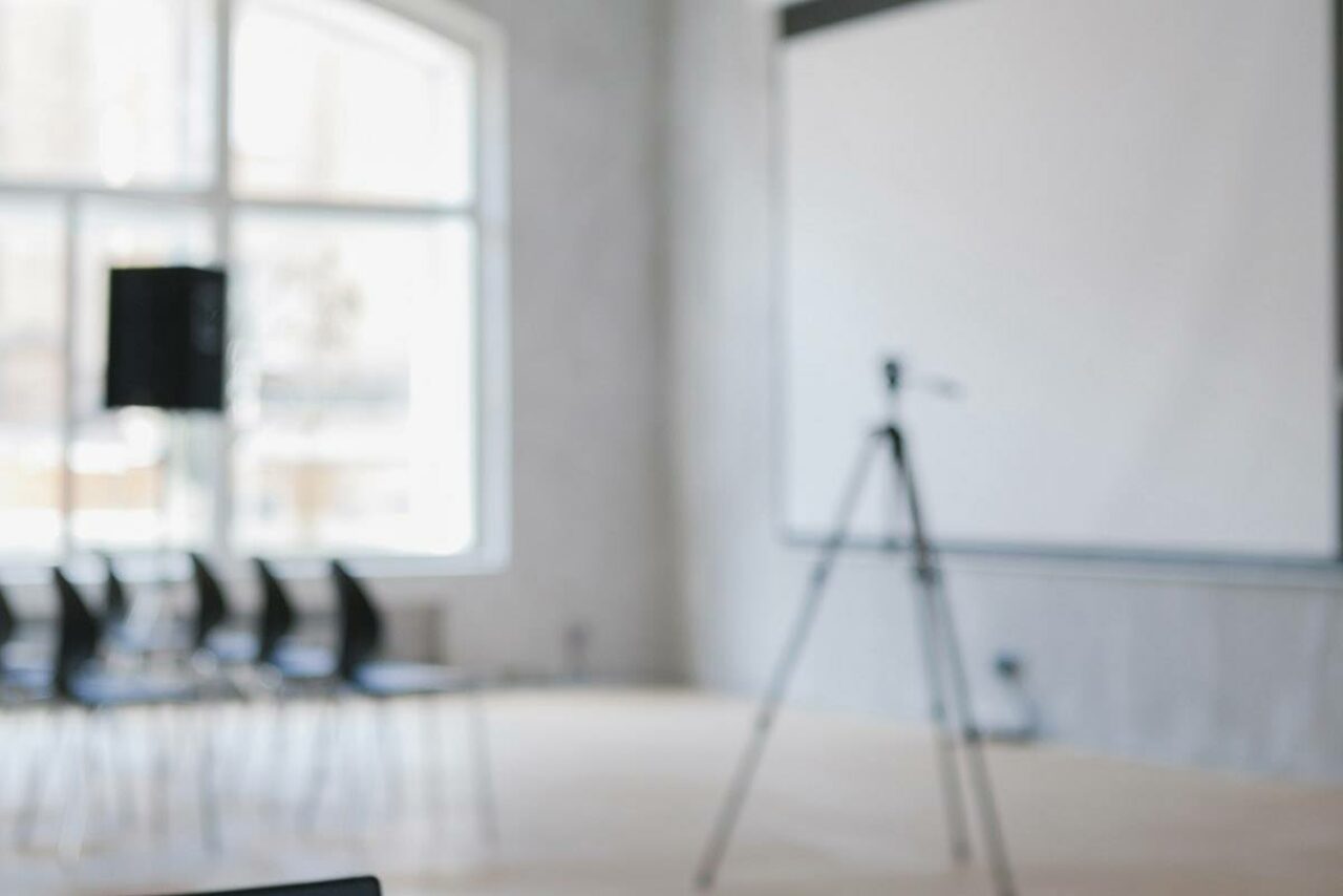 Арендовать Просторный зал для деловых и образовательных мероприятий