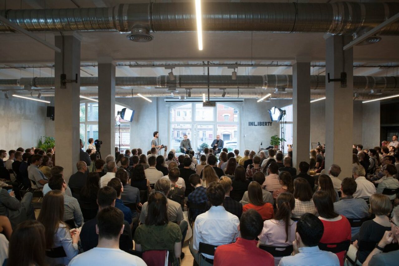 Арендовать Просторный зал для деловых и образовательных мероприятий