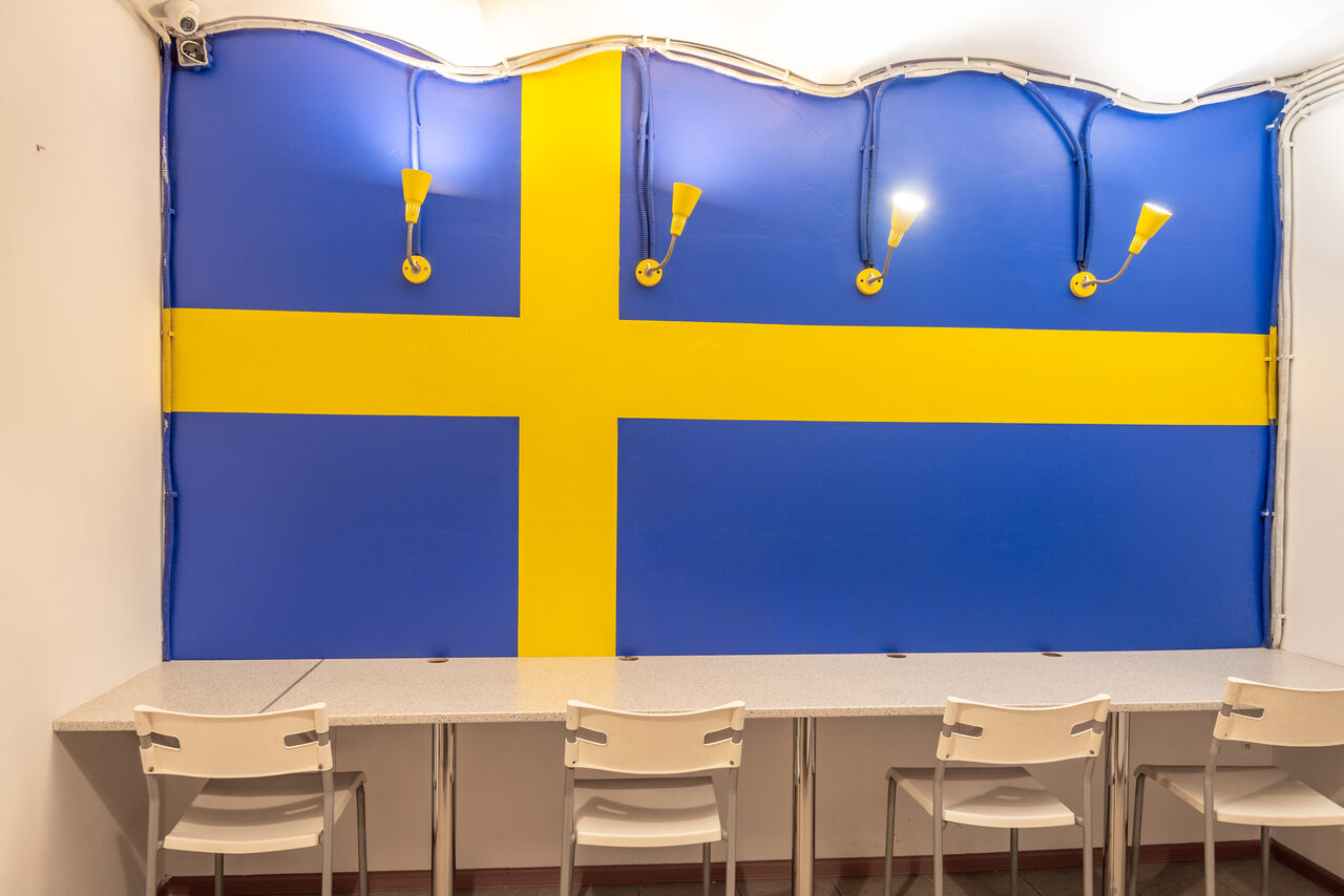 Арендовать CheckPoint Комната с яркой стеной