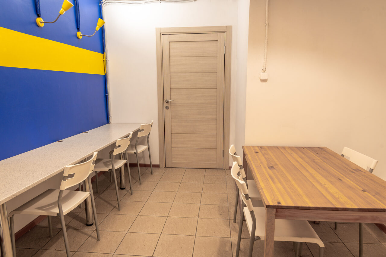 Арендовать CheckPoint Комната с яркой стеной