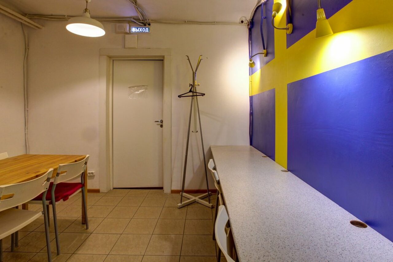 Арендовать CheckPoint Комната с яркой стеной